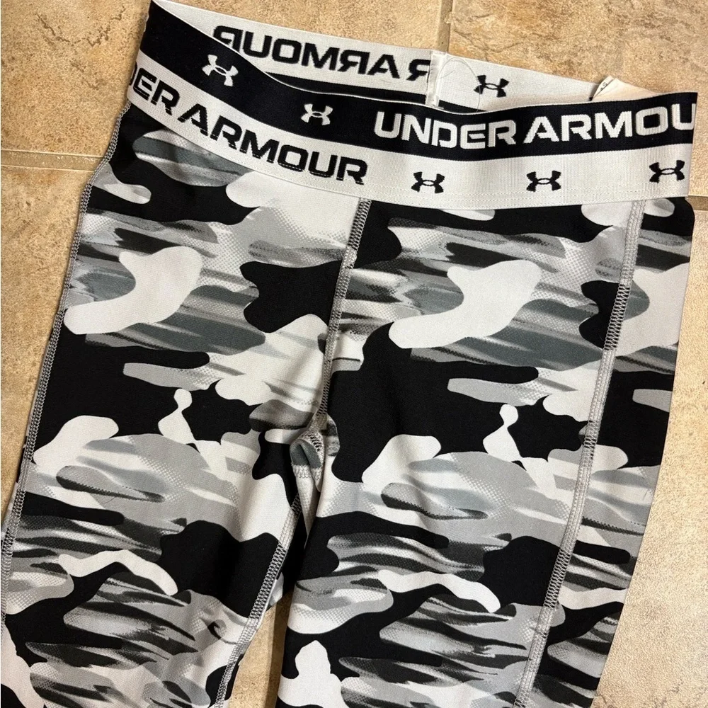 👟UNDER ARMOUR Camo Leggings